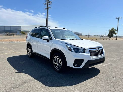 Used 2021 Subaru Forester Premium AWD/4WD image 3