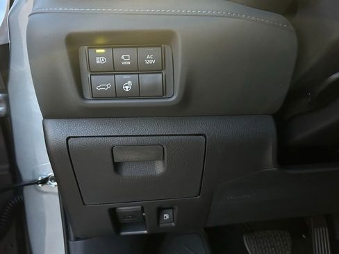 Used 2026 Toyota Highlander Platinum AWD/4WD image 17