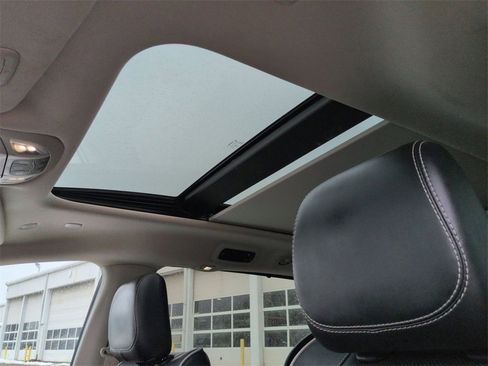 Used 2023 Chrysler Pacifica Limited image 19