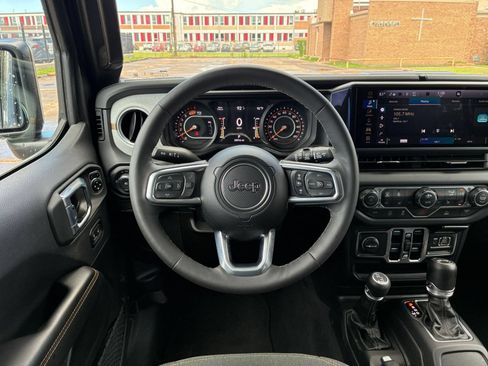 Used 2025 Jeep Wrangler Unlimited Sahara AWD/4WD image 29