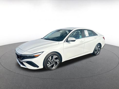 Used 2025 Hyundai Elantra Limited image 4