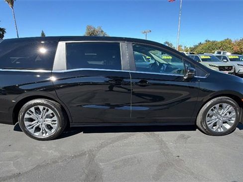 New 2026 Honda Odyssey Touring image 3
