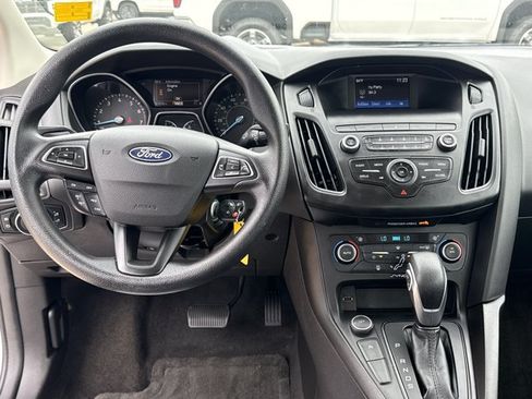 Used 2018 Ford Focus SE w/ SE Appearance Package FWD image 7