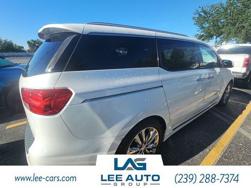 Used 2017 Kia Sedona SX Limited w/ Option Group 030 FWD image 2