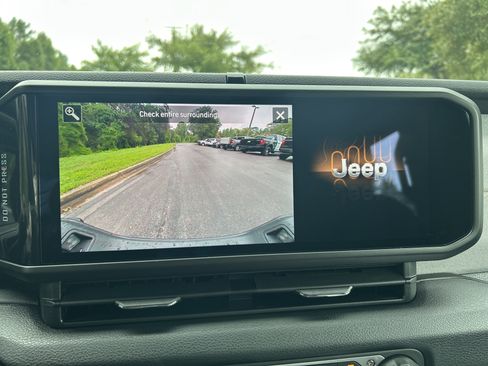 New 2025 Jeep Gladiator Sport image 28