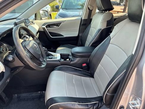 Used 2021 Toyota RAV4 XLE w/ Convenience Package AWD/4WD image 5