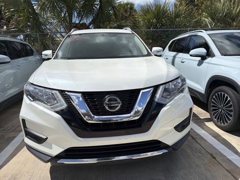 Used 2018 Nissan Rogue SV w/ Premium Package image 2