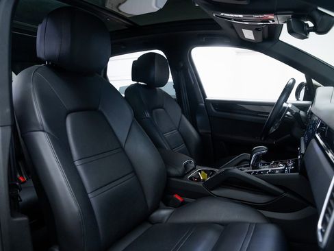 Used 2019 Porsche Cayenne Base image 25