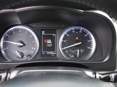 Used 2019 Toyota Highlander XLE w/ Carpet Mat Package (TMS) image 32