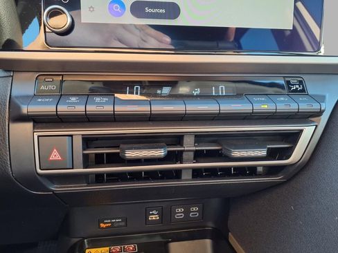 Used 2025 Toyota Camry LE image 9