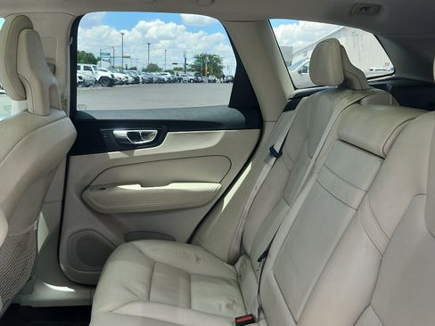 Used 2018 Volvo XC60 T5 Momentum w/ Convenience Package AWD/4WD image 12