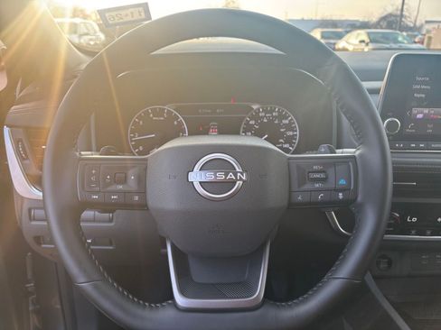 Used 2025 Nissan Rogue SV image 28