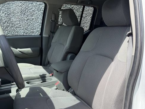 Used 2014 Nissan Frontier SV image 11