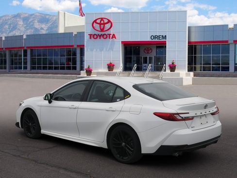 Used 2025 Toyota Camry SE image 4