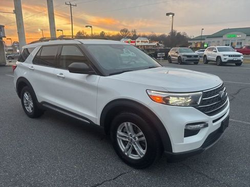 Used 2022 Ford Explorer XLT w/ Equipment Group 202A image 7