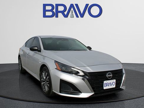 Used 2024 Nissan Altima 2.5 SV image 3