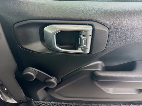 Used 2021 Jeep Gladiator Sport image 31