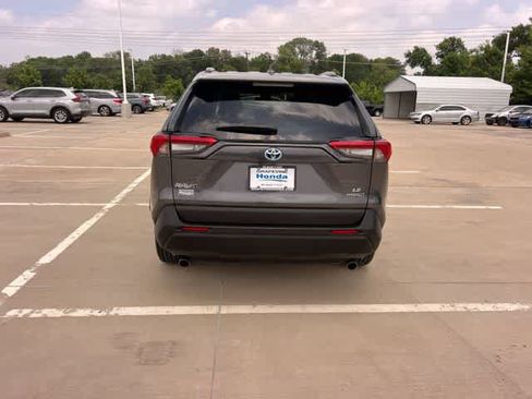 Used 2021 Toyota RAV4 LE AWD/4WD image 6