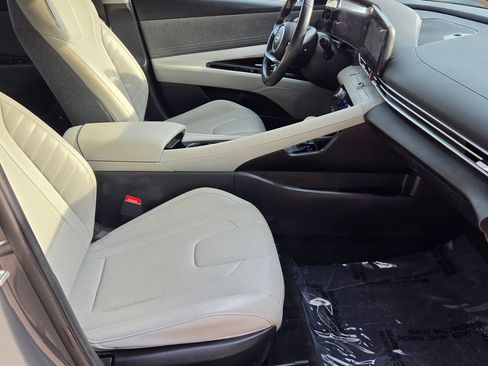 Used 2024 Hyundai Elantra Limited FWD image 17