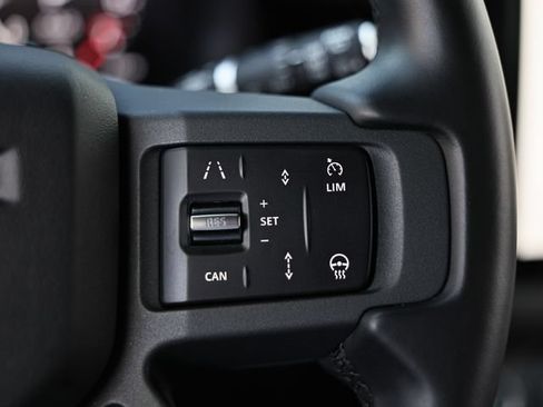 Used 2025 Land Rover Defender 110 X-Dynamic SE AWD/4WD image 43