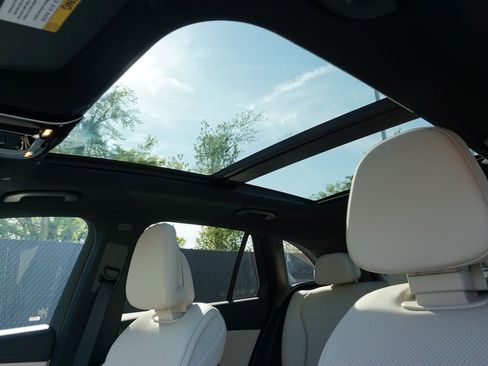 Used 2023 Mercedes-Benz GLC 300 image 12