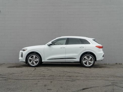 Used 2025 Audi Q5 Premium Plus w/ Premium Plus AWD/4WD image 2