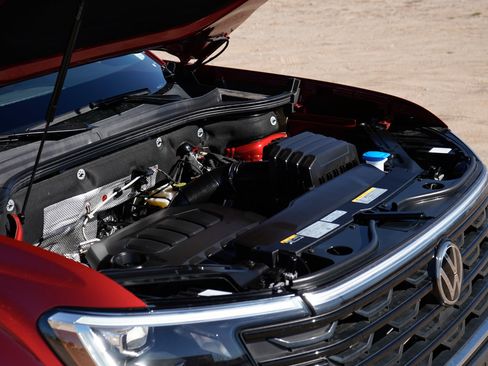 Used 2025 Volkswagen Atlas Cross Sport SE w/ Panoramic Sunroof Package image 5