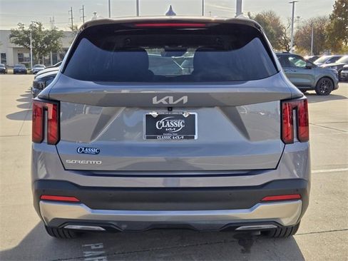 Certified 2025 Kia Sorento EX image 5