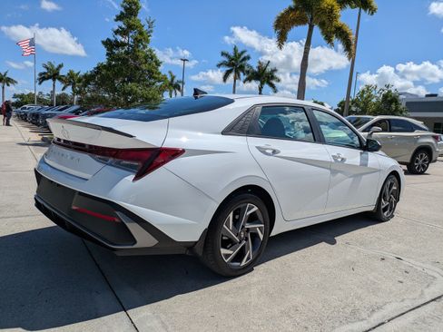 Used 2025 Hyundai Elantra Sport FWD image 4