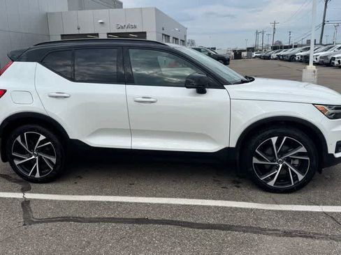 Used 2022 Volvo XC40 T5 R-Design w/ Advanced Package image 4