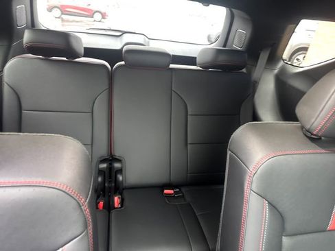 Used 2025 Chevrolet Traverse RS image 34