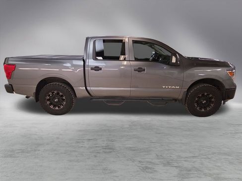Used 2018 Nissan Titan S image 9