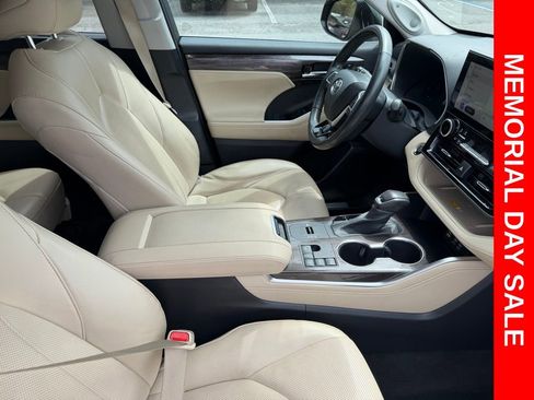 Used 2023 Toyota Highlander Limited FWD image 17