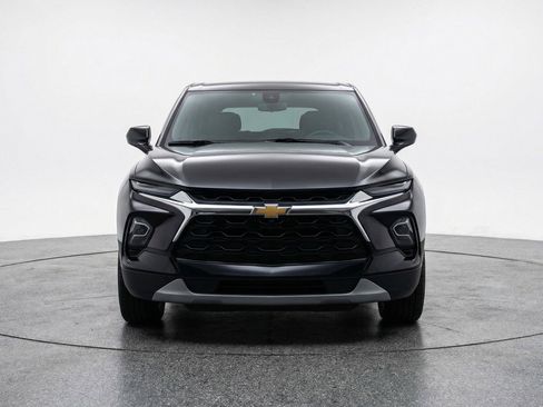 Used 2025 Chevrolet Blazer LT FWD image 2