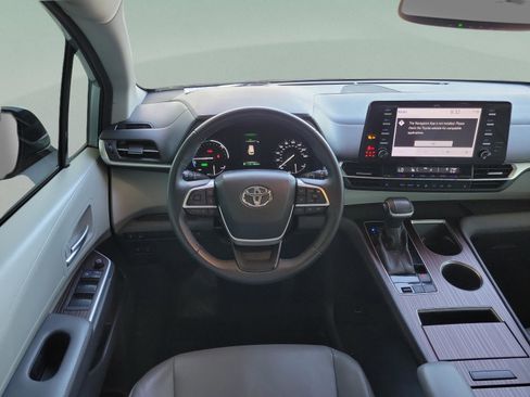 Used 2023 Toyota Sienna XLE image 19