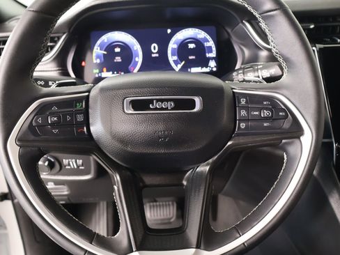Used 2024 Jeep Grand Cherokee L Laredo RWD image 3