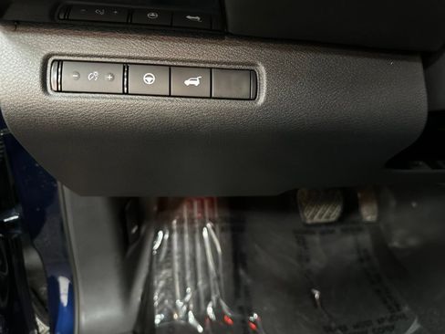 Used 2025 Nissan Pathfinder SV AWD/4WD image 36