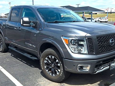 Used 2019 Nissan Titan PRO-4X w/ Pro-4x Convenience Package AWD/4WD image 2
