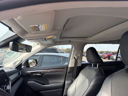 Used 2023 Toyota Highlander Limited image 12