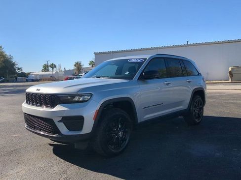 Used 2024 Jeep Grand Cherokee Altitude image 8