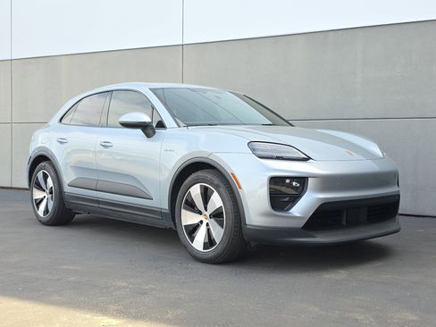 Used 2025 Porsche Macan 4 Electric image 9