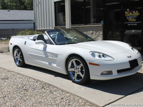 Used 2007 Chevrolet Corvette Convertible w/ Preferred Equipment Group RWD image 17