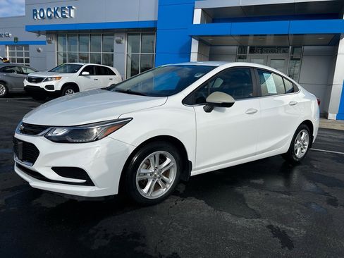 Used 2018 Chevrolet Cruze LT w/ Convenience Package image 1