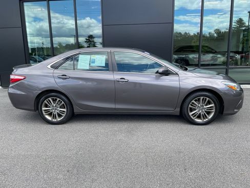 Used 2016 Toyota Camry SE w/ Moonroof Package FWD image 3