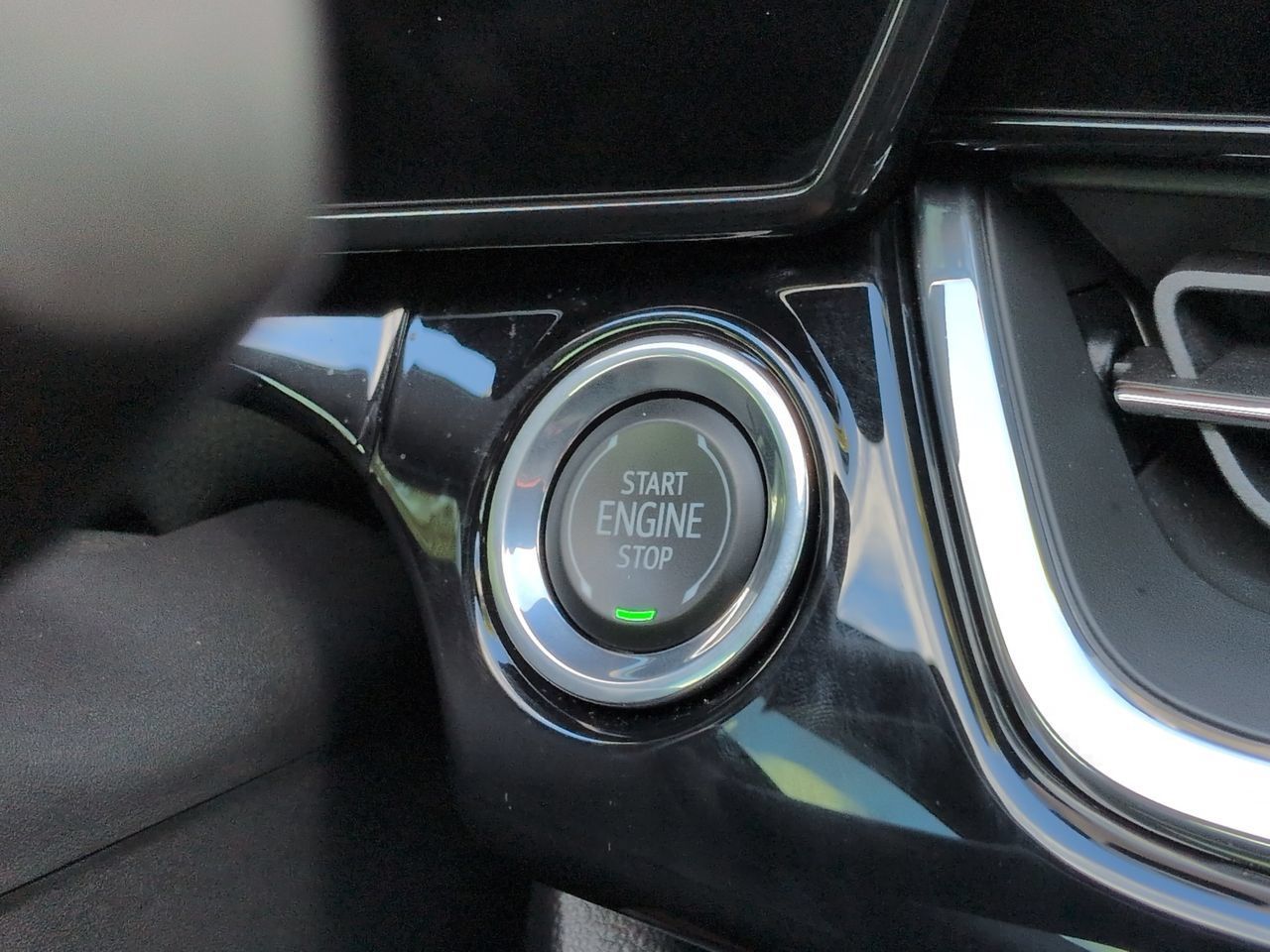 Used 2025 Chevrolet Trax RS w/ Sunroof Package FWD image 29