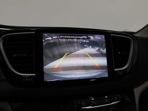 Used 2024 Chrysler Pacifica Touring-L FWD image 26