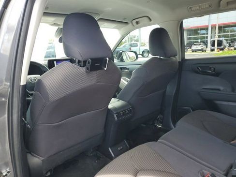 Used 2023 Toyota Highlander LE image 9