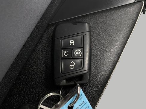 Used 2025 Volkswagen Jetta SE FWD image 30