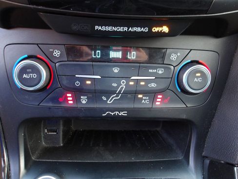 Used 2015 Ford Focus Titanium FWD image 14