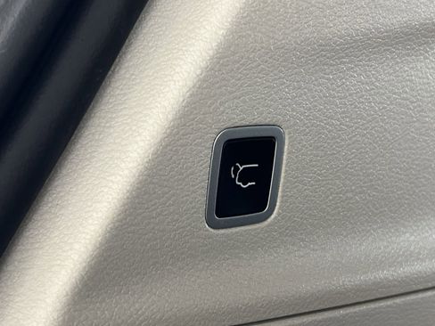 Used 2023 Chrysler Pacifica Touring-L image 28